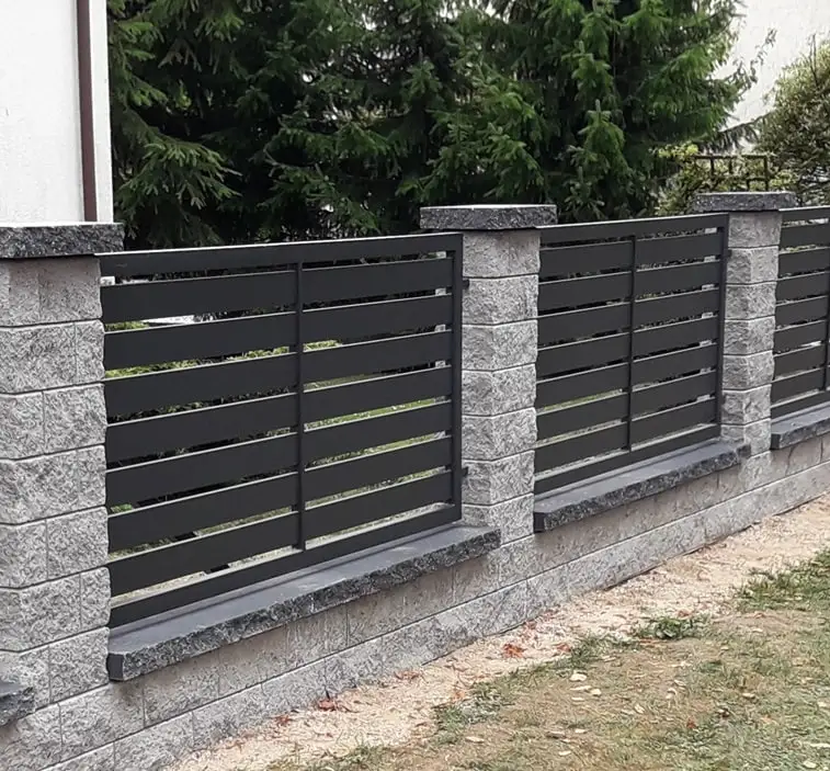 Ciemne przęsła poziome osadzone między szarymi słupkami z bloczków łupanych